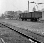 856915 Gezicht op de laad- en losplaats van het N.S.-station Soest te Soest, met links op de achtergrond het stationsgebouw.